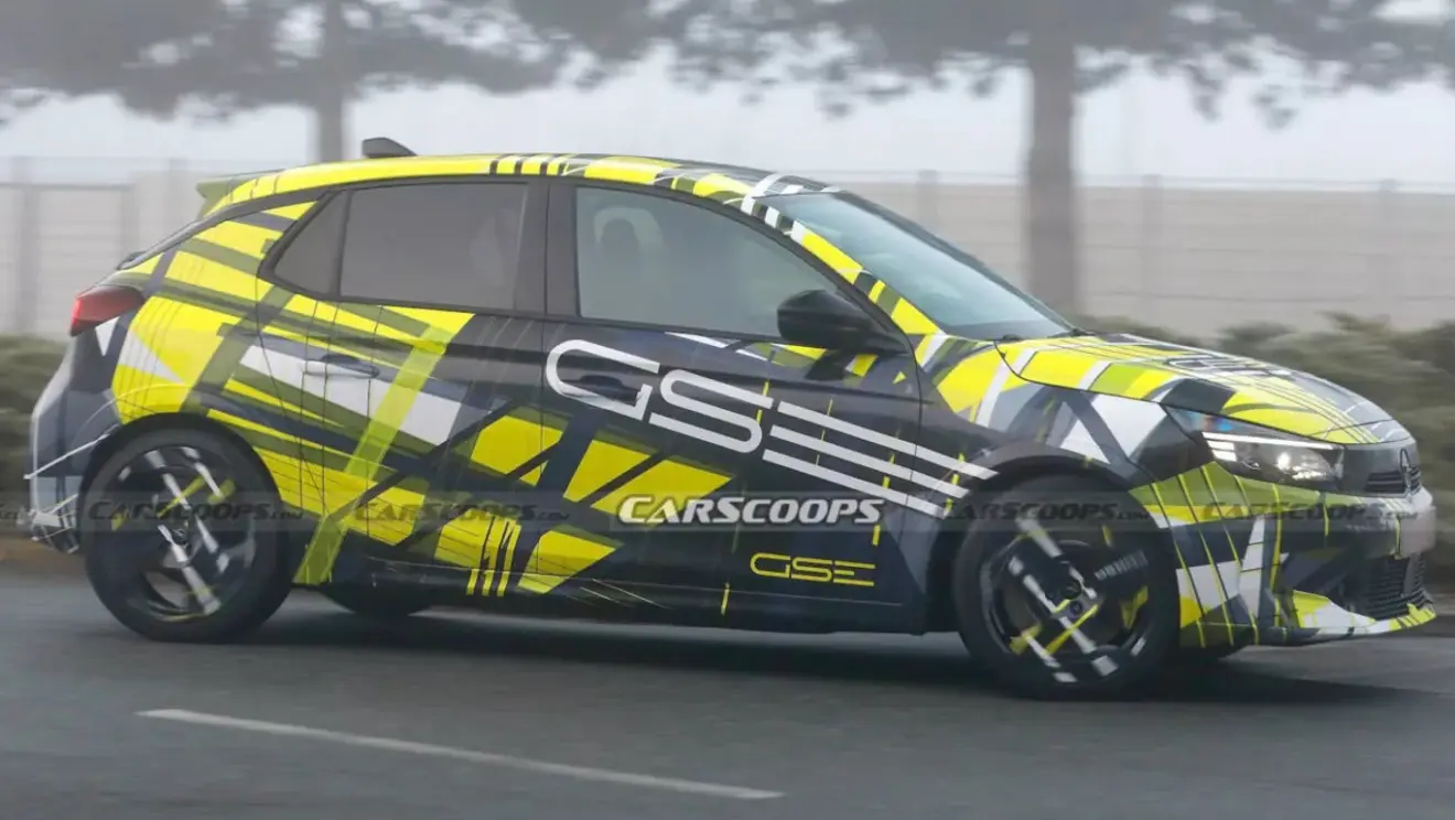 Opel Corsa GSE camuflado visto de lado