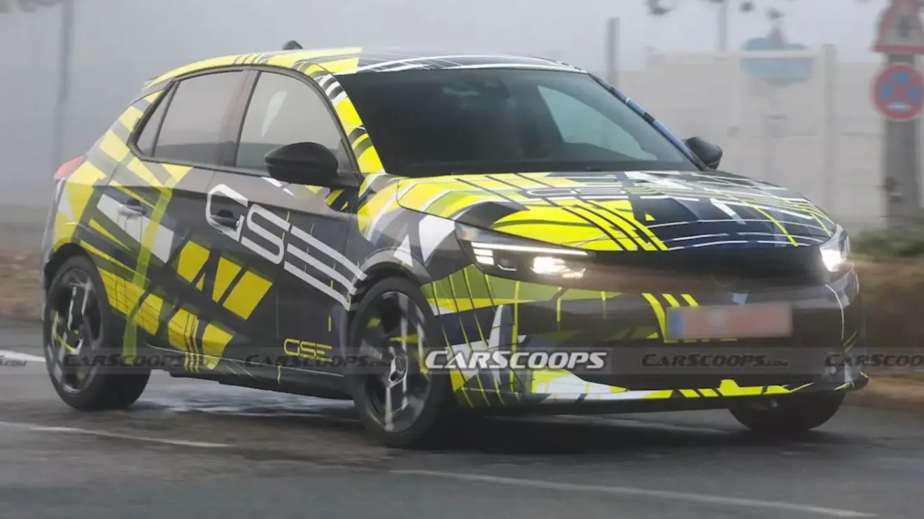 Opel Corsa GSE camuflado visto de frente e com iluminação acesa