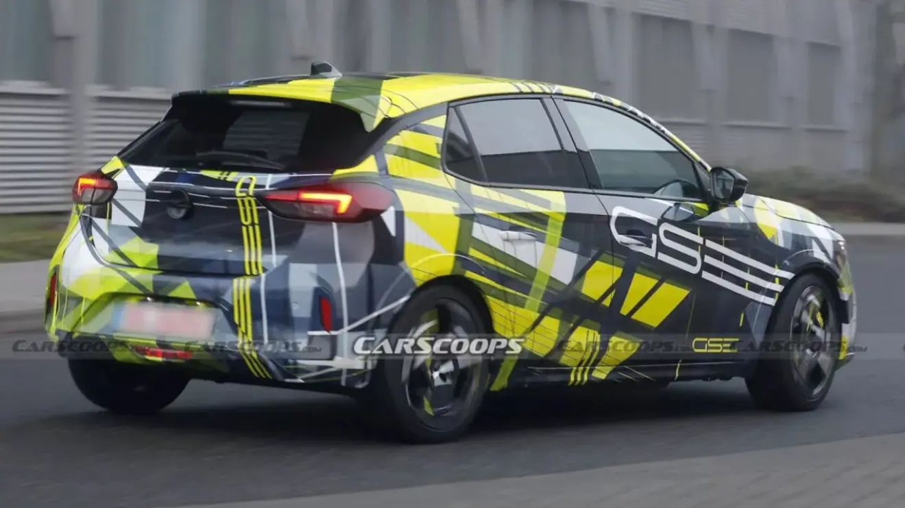 Opel Corsa GSE camuflado visto de trás