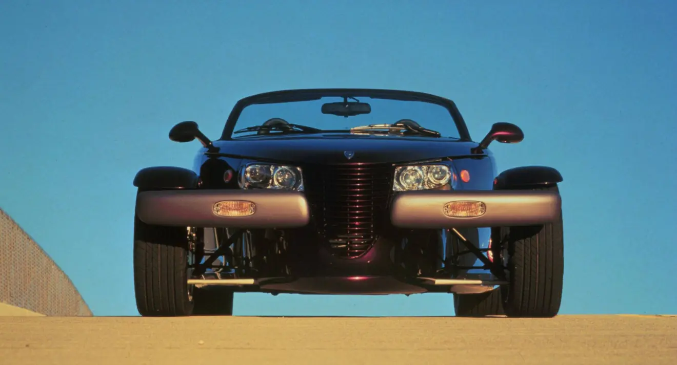 Plymouth Prowler roxo parado de frente