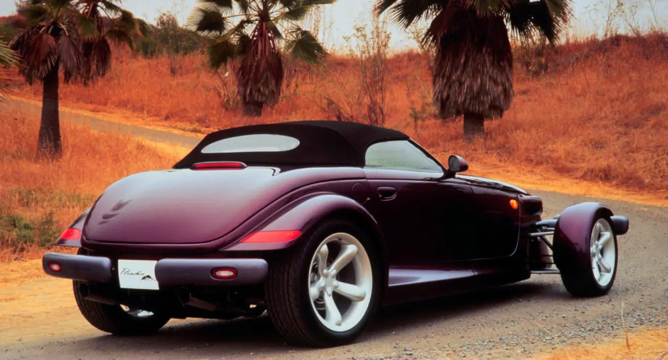 Plymouth Prowler roxo parado de traseira