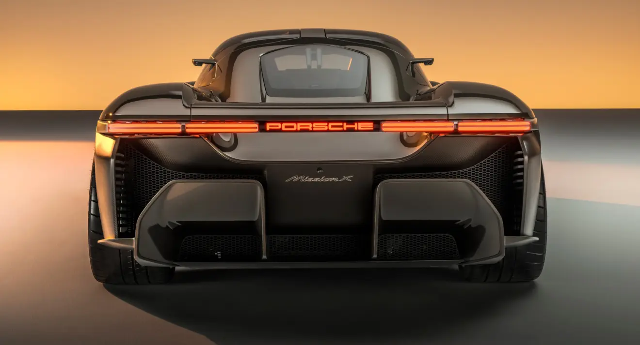 Porsche Mission X  parado de traseira com fundo laranja 