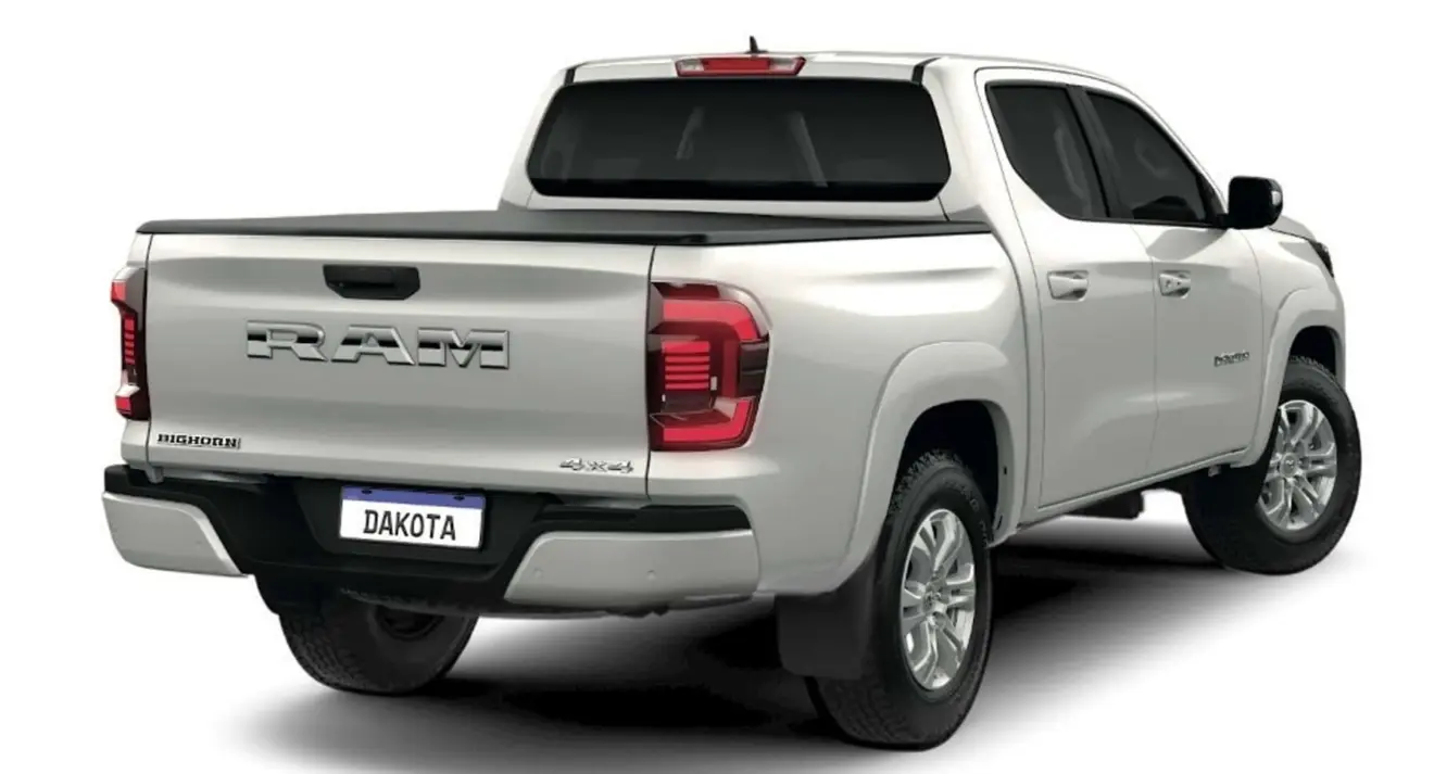 Caminhonete Ram Dakota Big Horn branca parada de traseira com fundo neutro