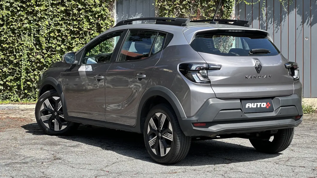 Renault Kardian Techno cinza parado de traseira