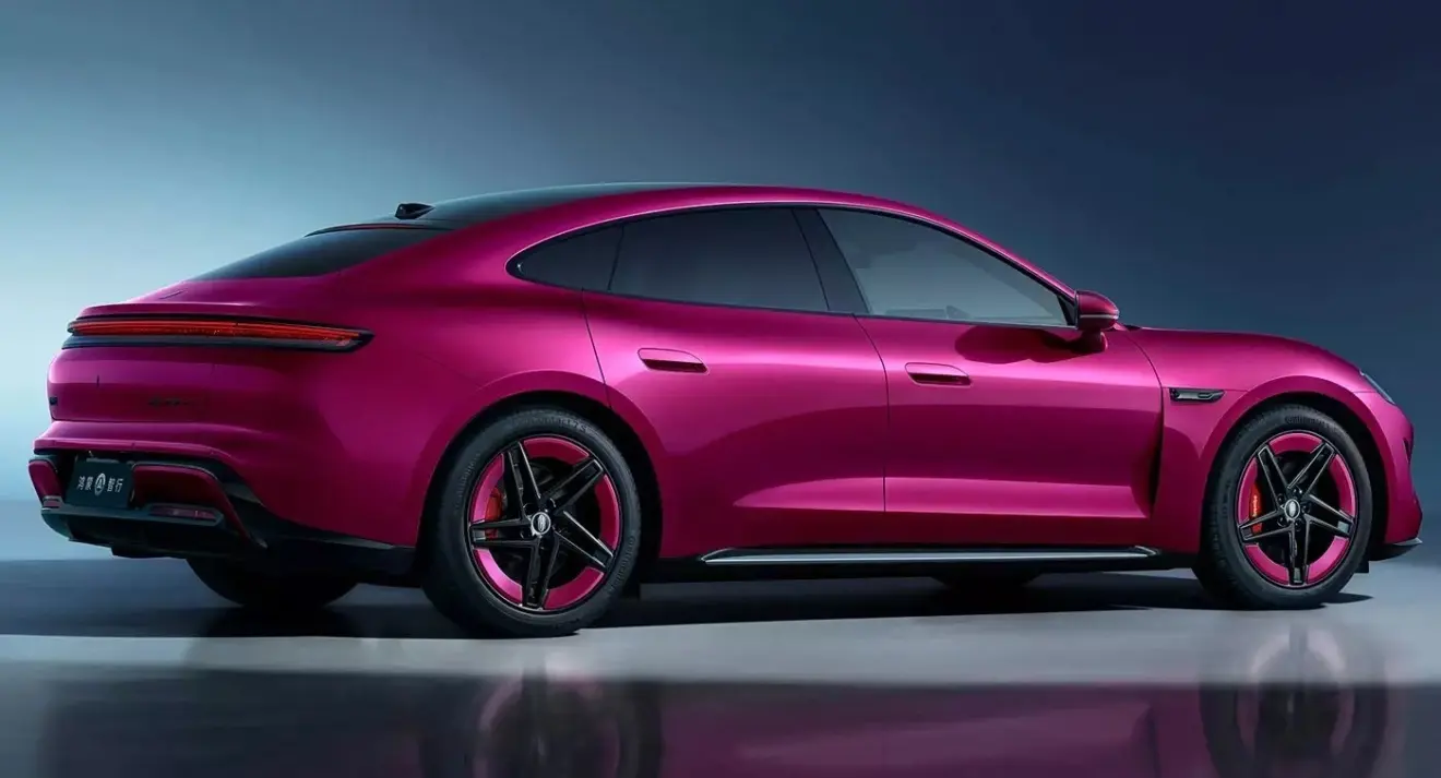 SAIC Z7 rosa parado de traseira com fundo neutro