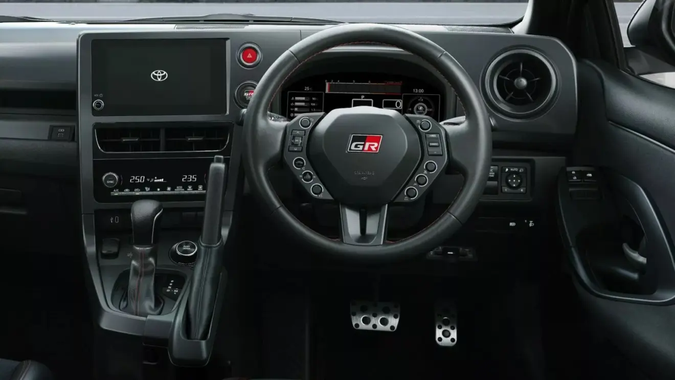 Painel do Toyota GR Yaris 2026 com telas ligadas