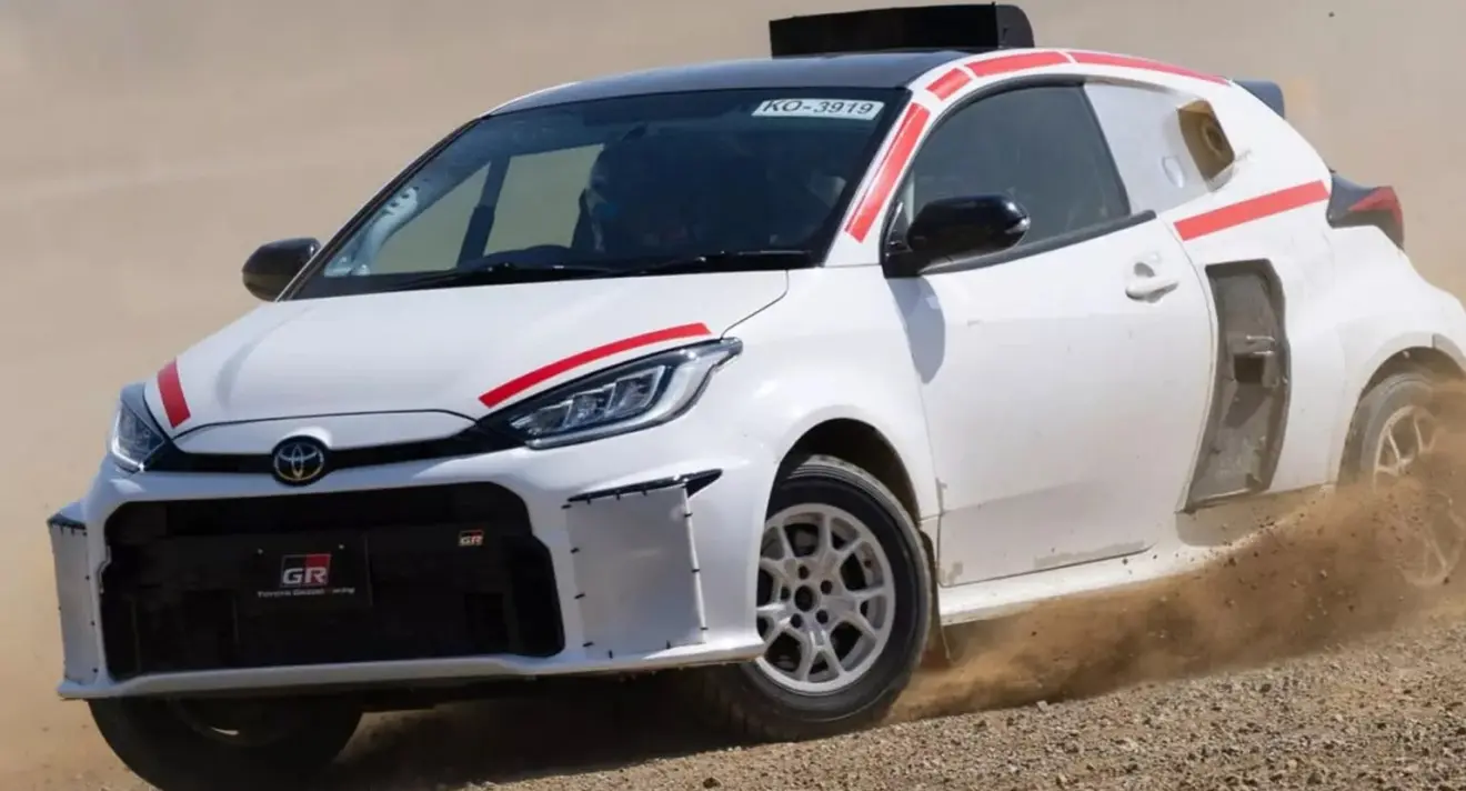 Toyota GR Yaris branco andando na terra