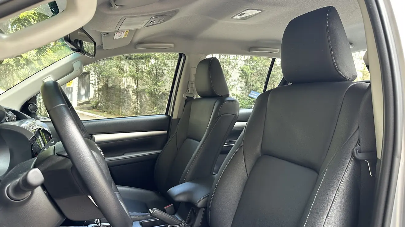 Bancos dianteiros da Toyota Hilux SRV