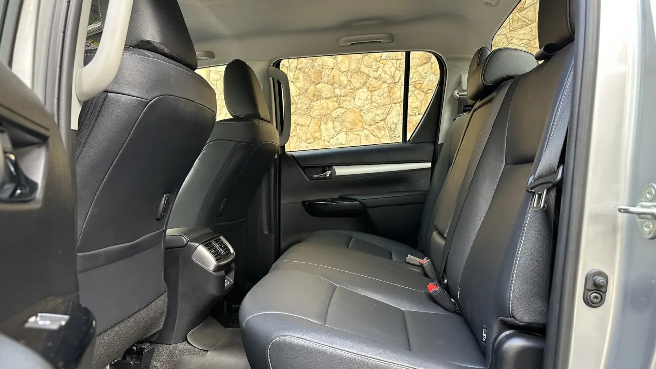 Espaço traseiro da Toyota Hilux SRV AT