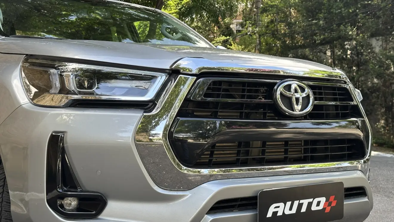 Detalhe da dianteira da Toyota Hilux SRV AT