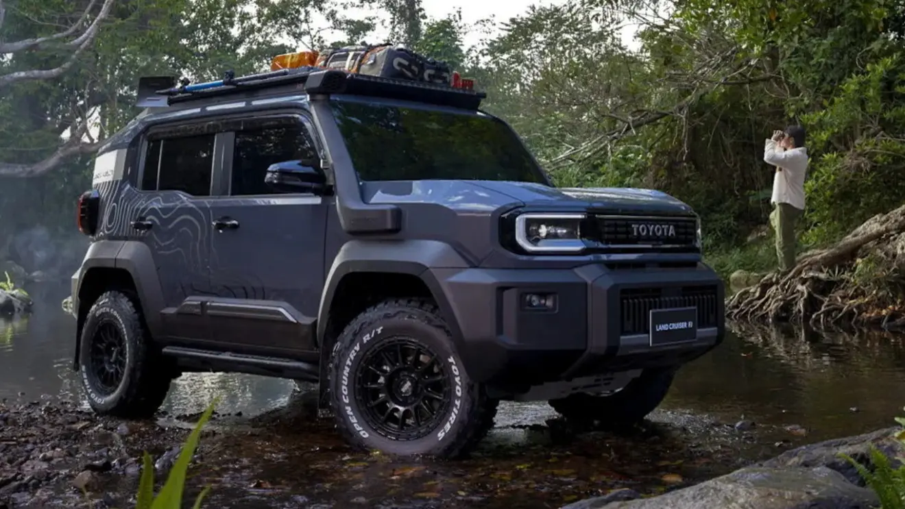 Toyota Land Cruiser FJ Meridian cinza visto de lado