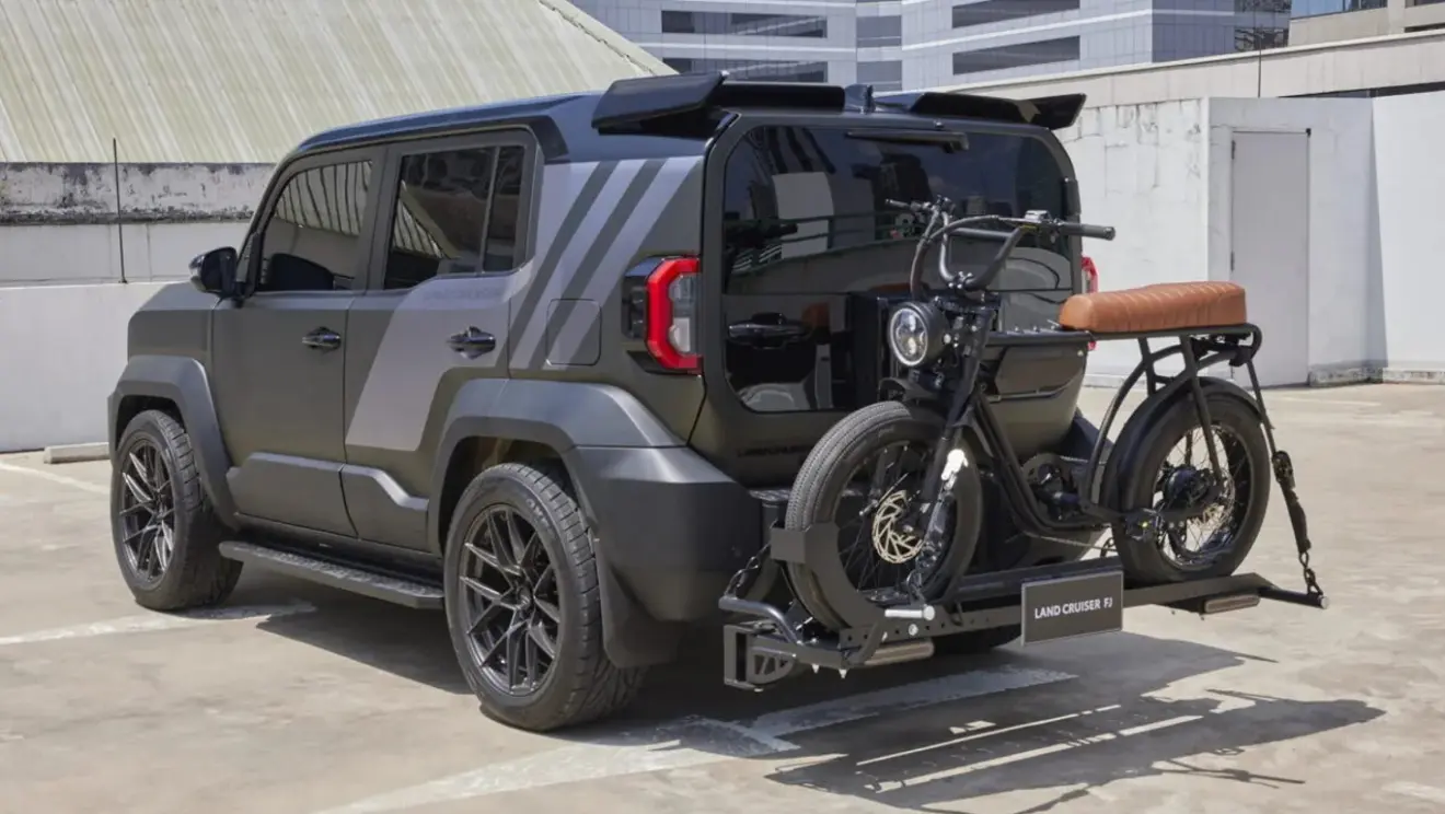 Toyota Land Cruiser FJ Street Cruiser preto visto de trás