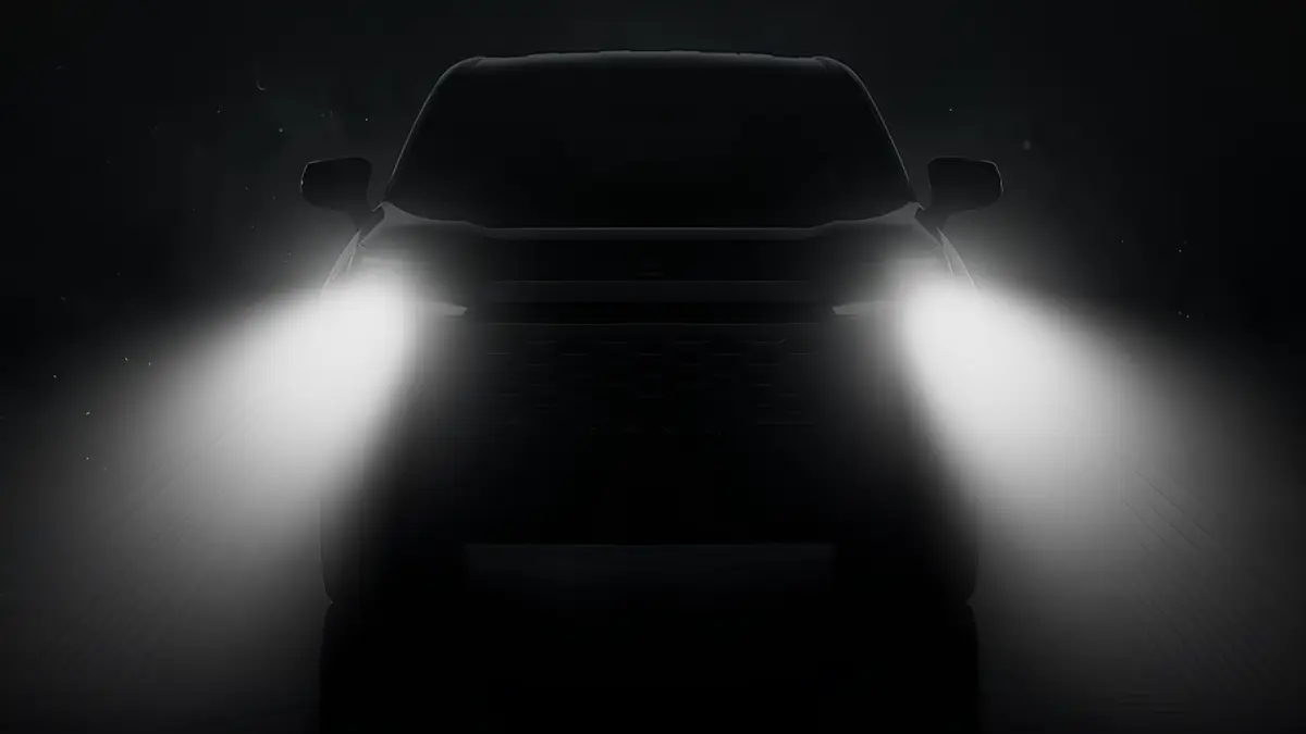 Toyota RAV4 escondido por uma imagem bem escura, aparecendo somente o facho dos faróis