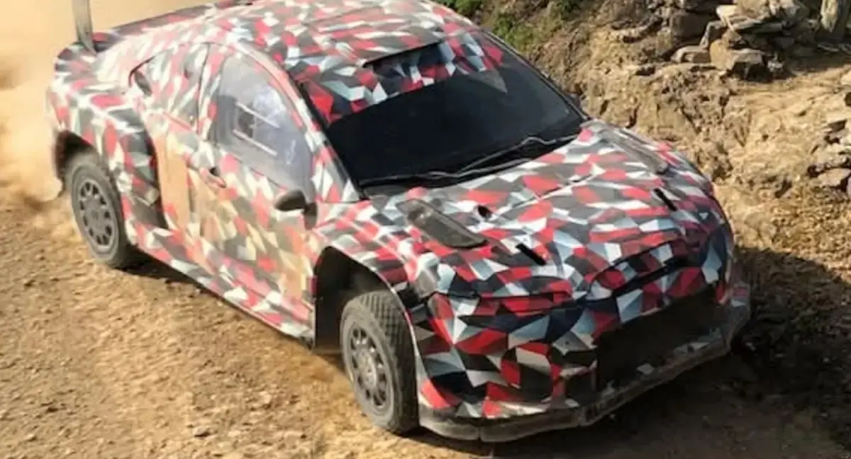 Toyota Celica protótipo camuflado andando na terra durante a etapa de Portugal do WRC