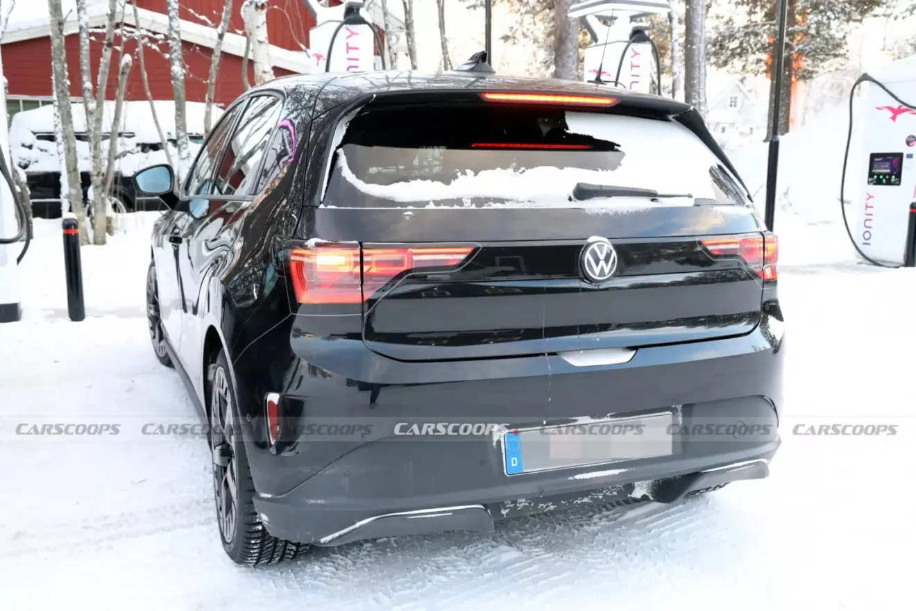 Volkswagen ID. Polo preto visto de trás