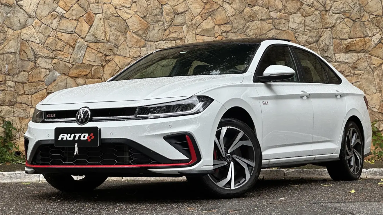 Volkswagen Jetta GLI 350 TSI branco parado de frente com muro de pedras ao fundo