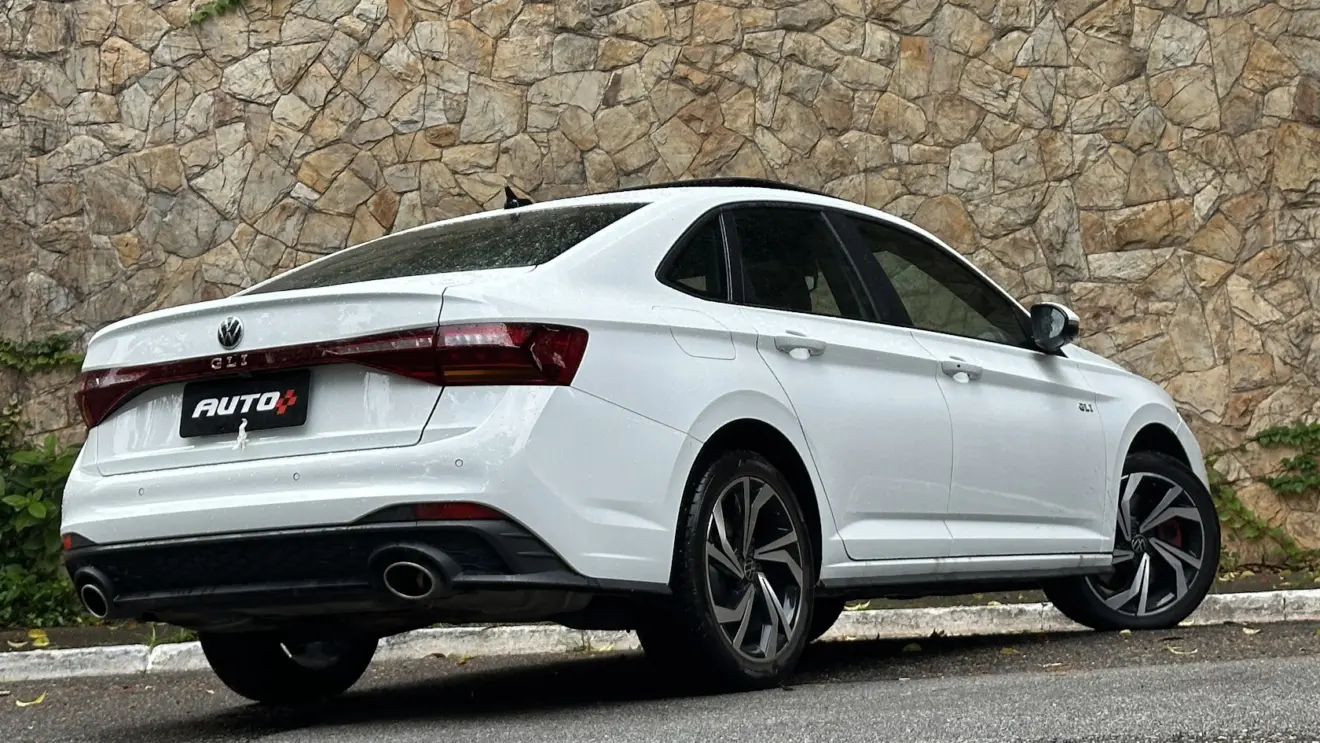 Volkswagen Jetta GLI 350 TSI branco parado de traseira