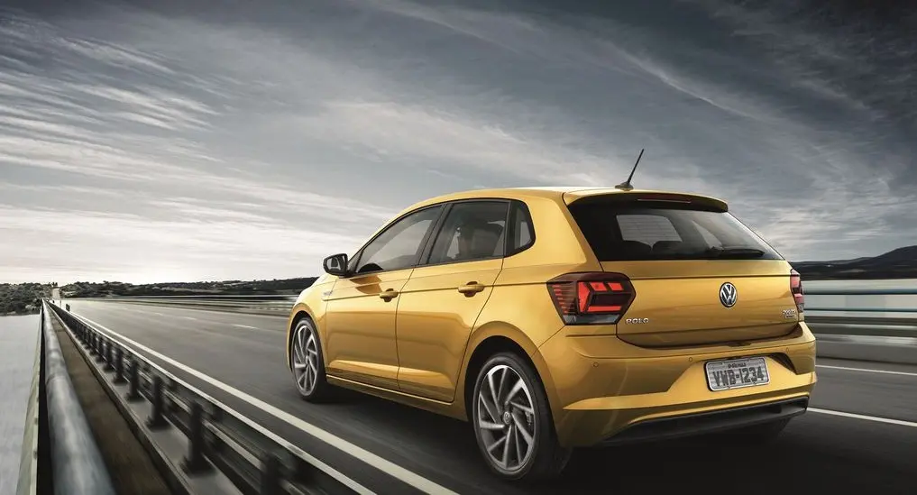 Volkswagen Polo amarelo Kurkuma de traseira