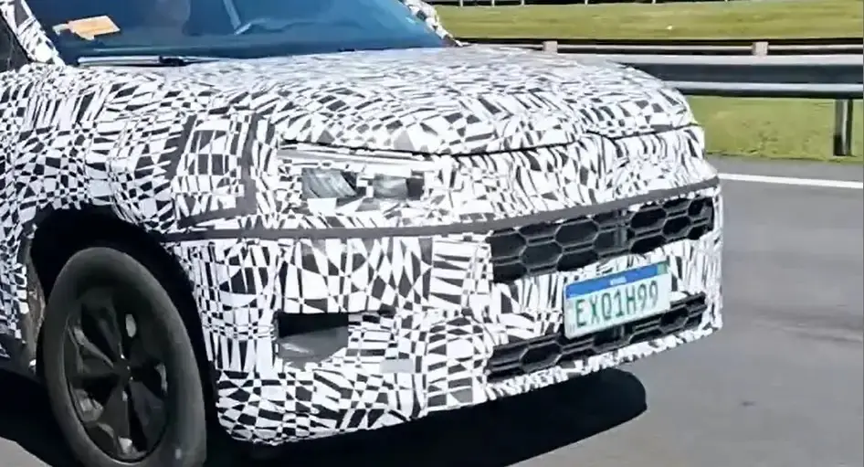 Flagra detalhe Volkswagen Tukan de dianteira na estrada