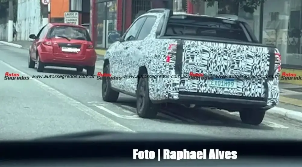 Flagra Volkswagen Tukan parada de traseira na cidade