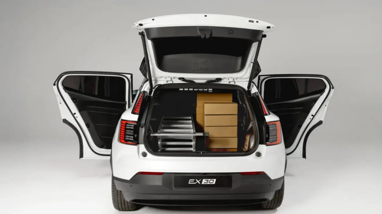 Volvo EX30 Cargo branco com portas abertas e porta-malas lotado