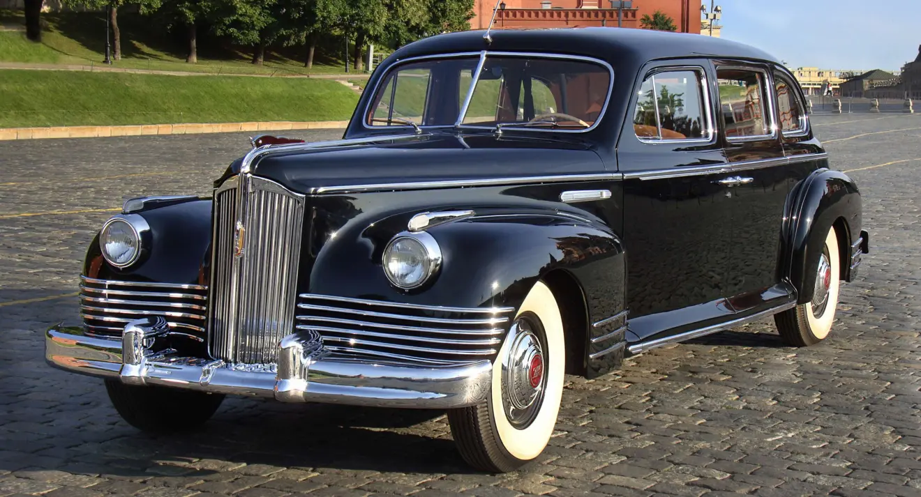 ZIS-110 preto parado de frente na cidade