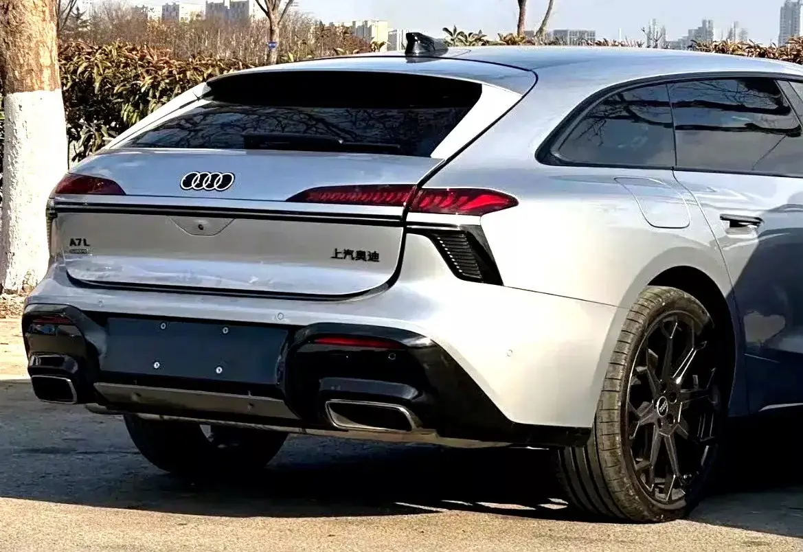 Traseira da nova Audi A7L Avant prata