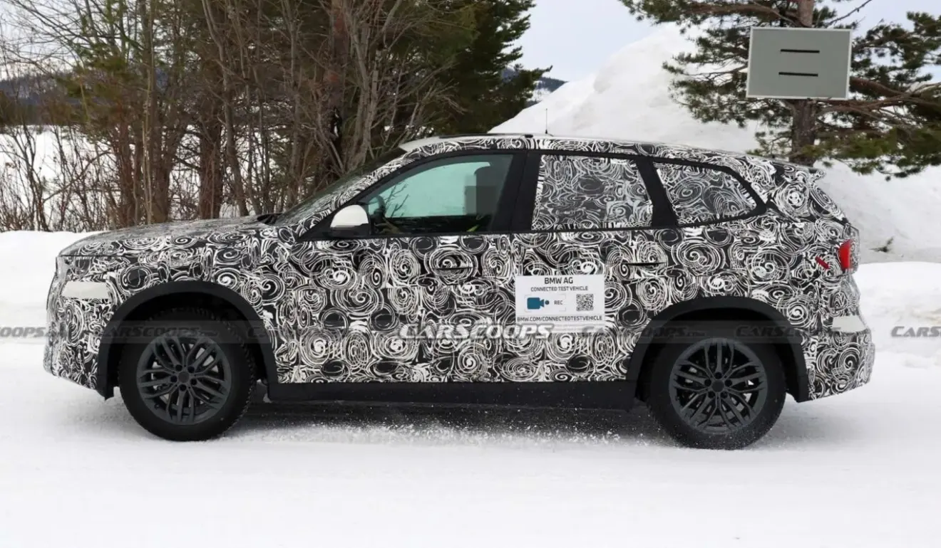 protótipo do BMW X1 reestilizado camuflado visto de lado