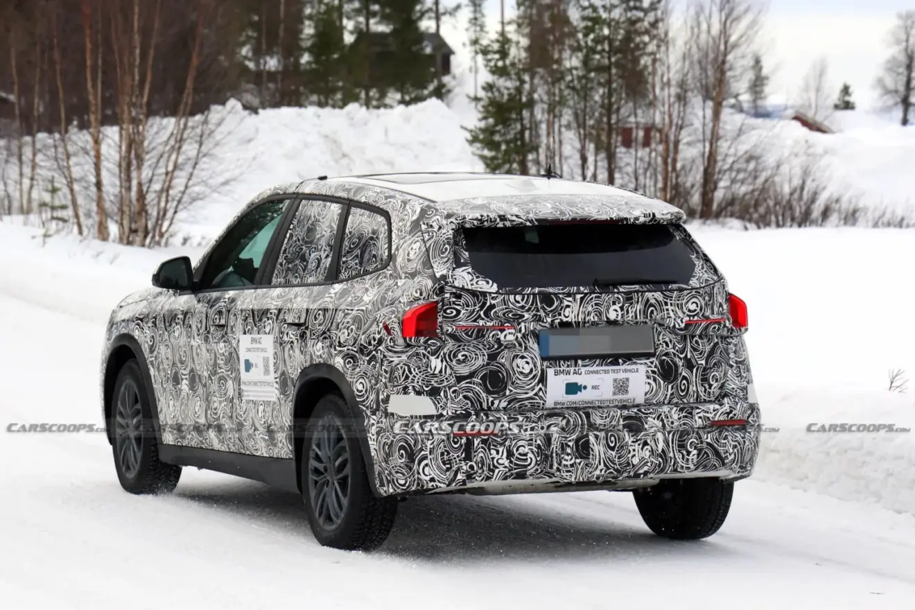 protótipo do BMW X1 reestilizado camuflado visto de trás