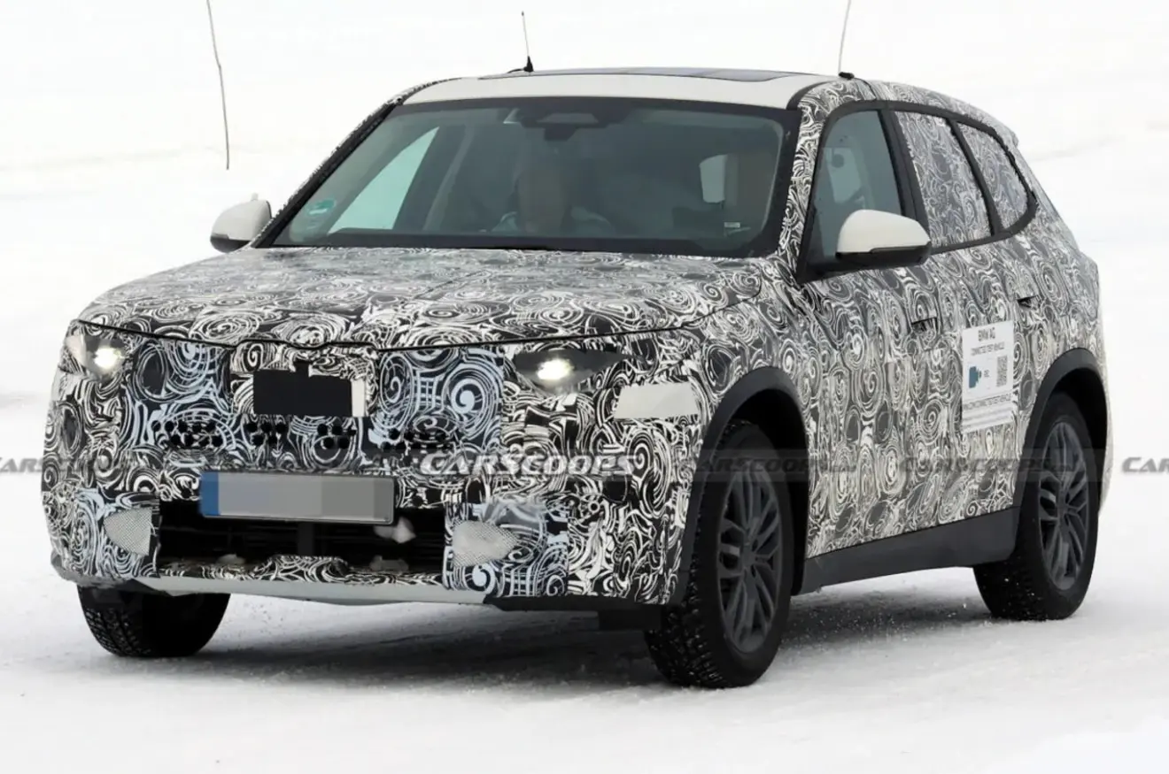 protótipo do BMW X1 reestilizado camuflado visto de frente