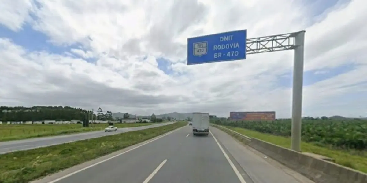 trecho da BR-470 com placa