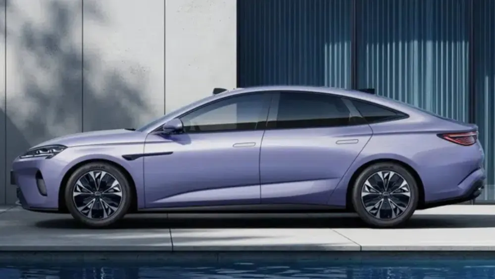 Novo BYD Seal 07 EV roxo visto de lado