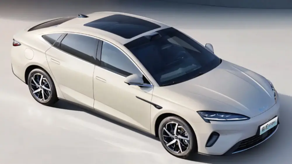 Novo BYD Seal 07 EV branco visto de cima