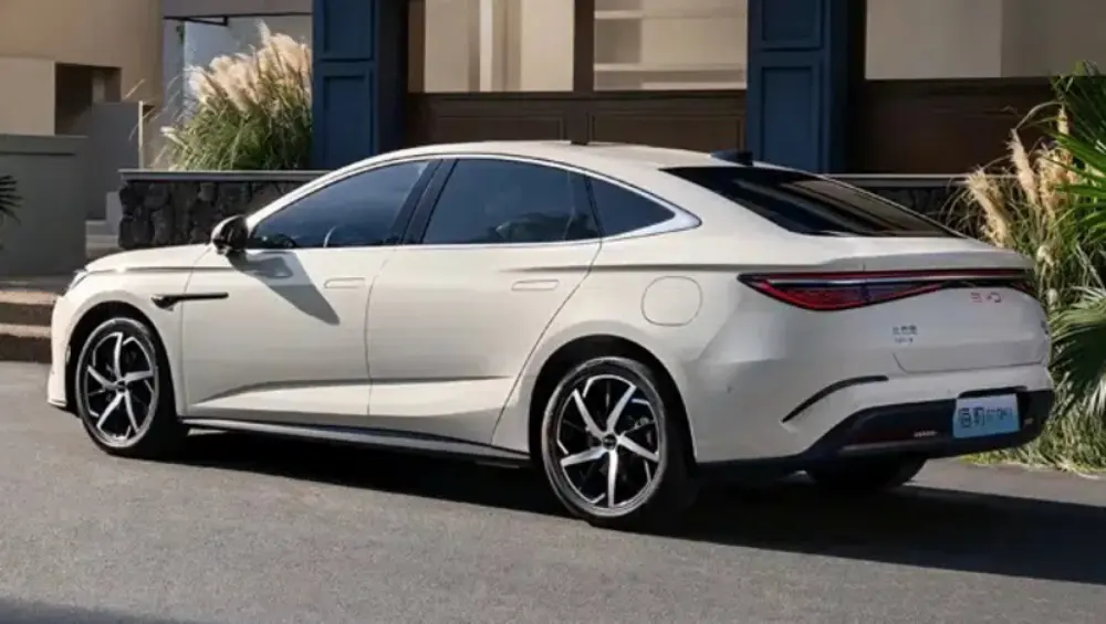 Novo BYD Seal 07 EV branco visto de trás