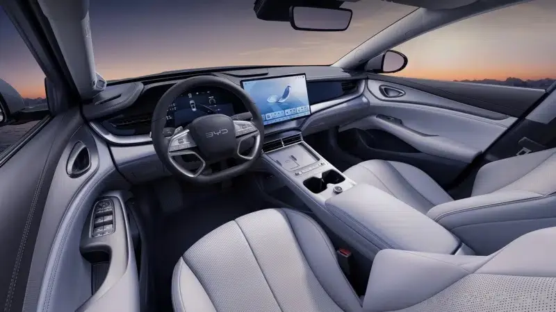 interior com telas ligadas do novo BYD Seal 07 EV