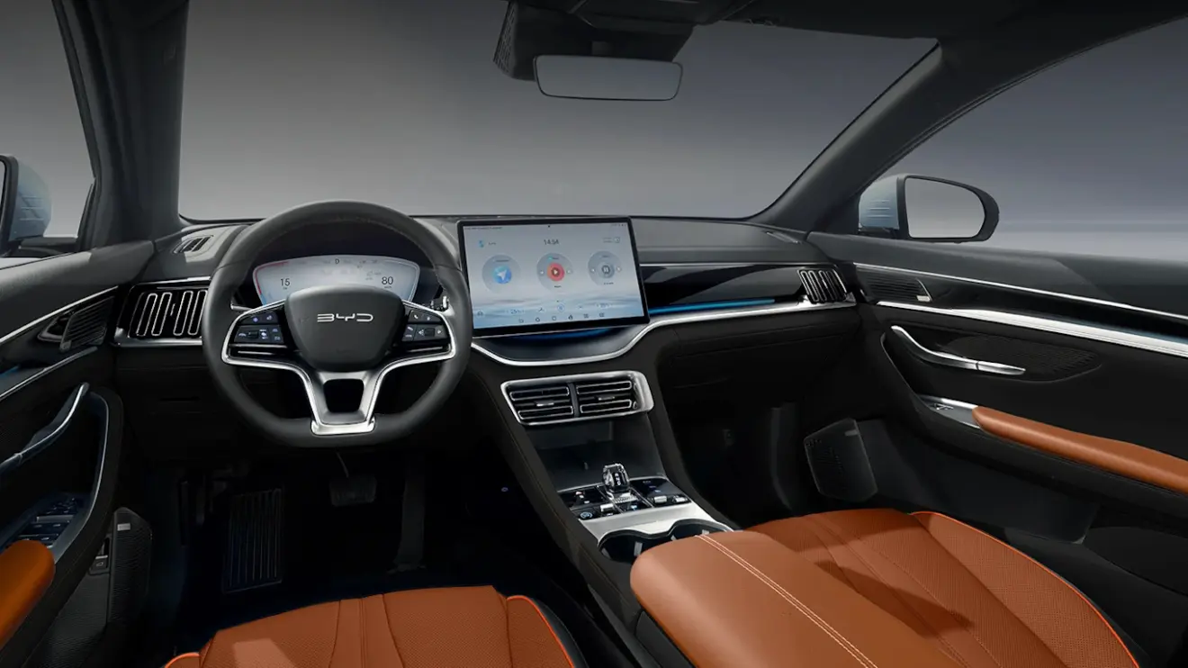 Interior com telas ligadas do BYD Song Plus 2027