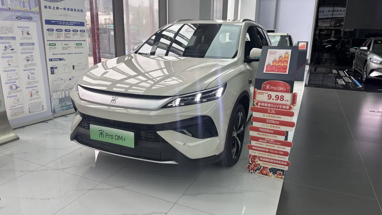 dianteira iluminada do BYD Song Pro reestilizado branco