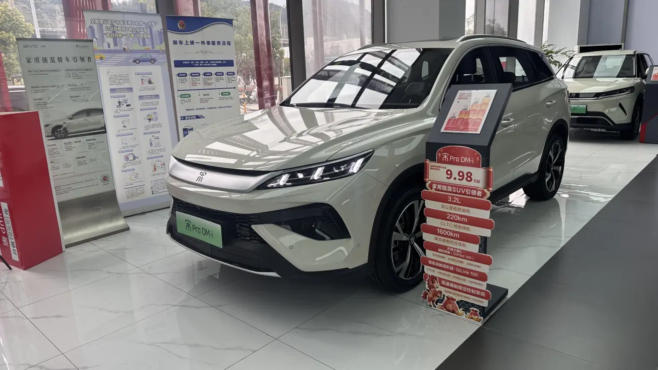 BYD Song Pro reestilizado branco visto de frente