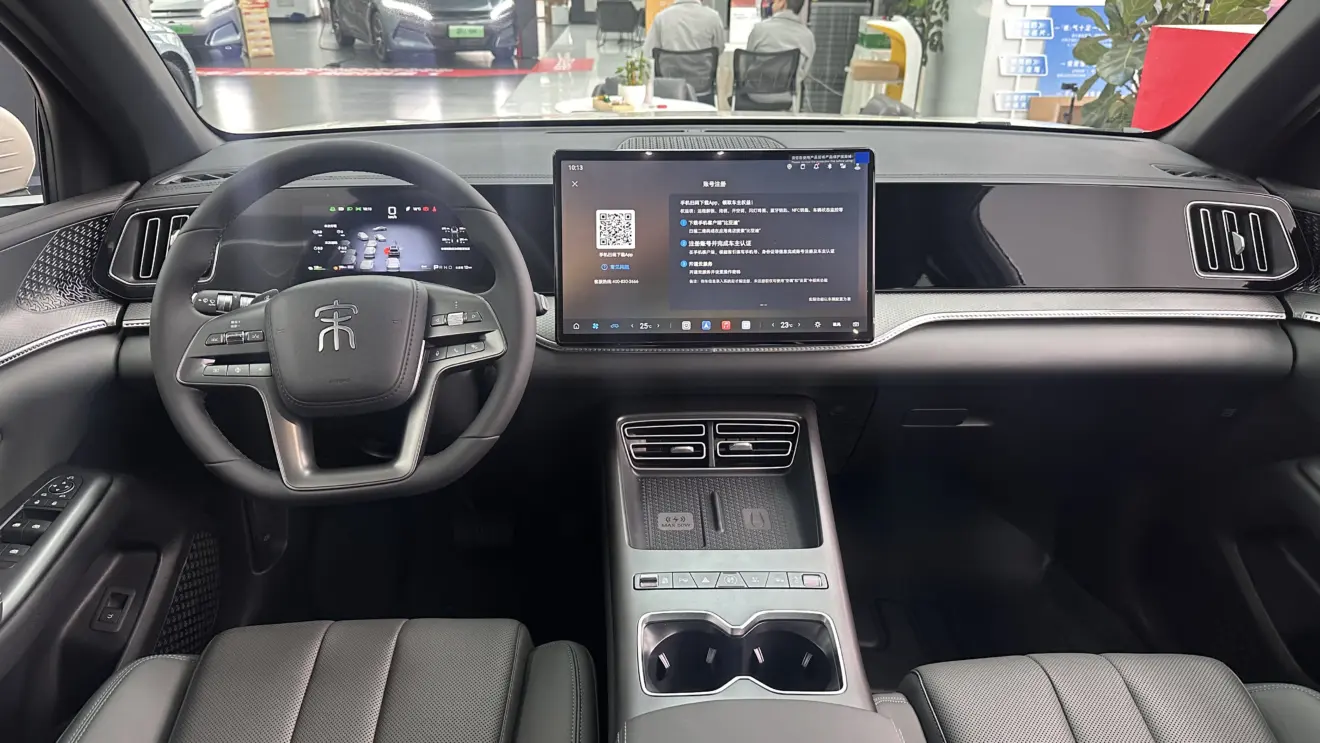 Interior do BYD Song Pro reestilizado com telas ligadas