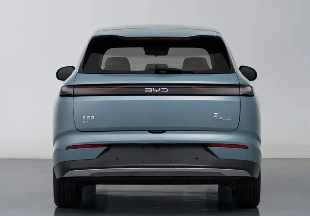 Novo BYD Yuan Plus azul visto de trás