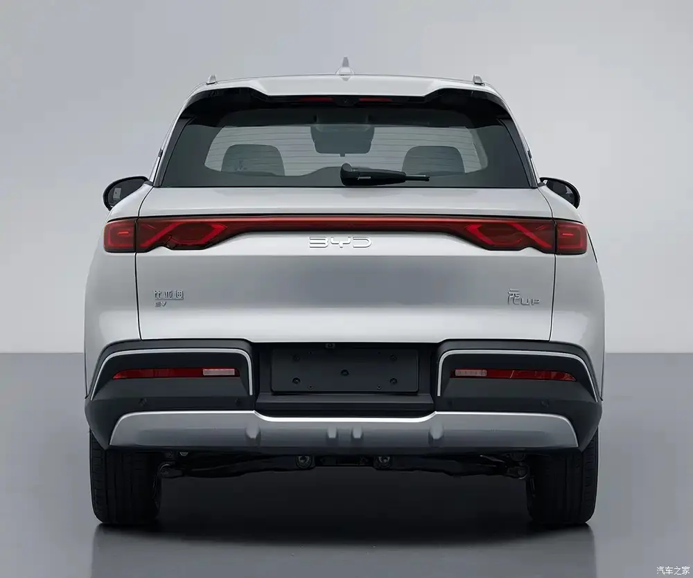 Novo BYD Yuan Pro branco visto de trás