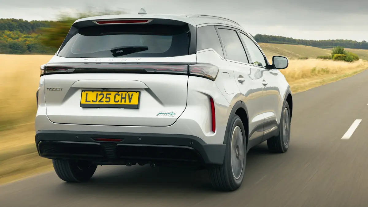 Chery Tiggo 7 2027 prata de traseira