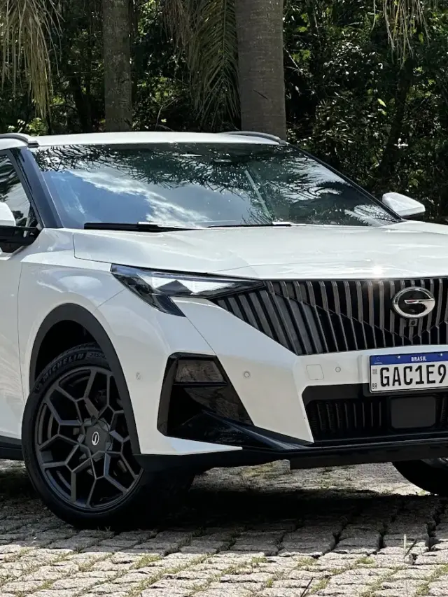 GAC GS3 Elite branco parado de dianteira com árvores ao fundo