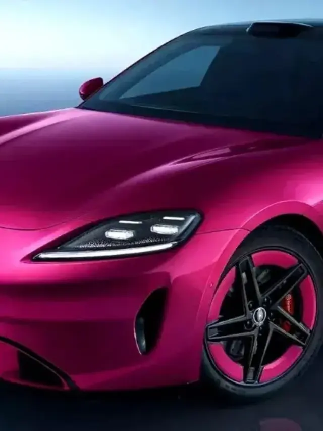 SAIC Z7 rosa parado de frente com fundo neutro