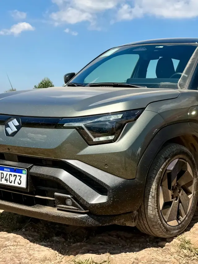 Suzuki e-Vitara verde fazendo off-road