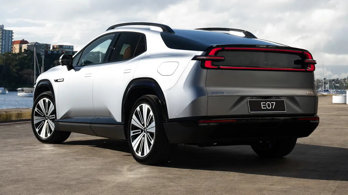 Changan Nevo E07 cinza de traseira