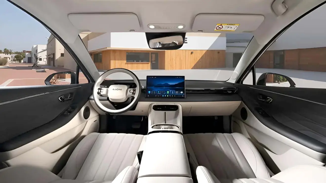 Interior com telas ligadas do GAC Aion RT