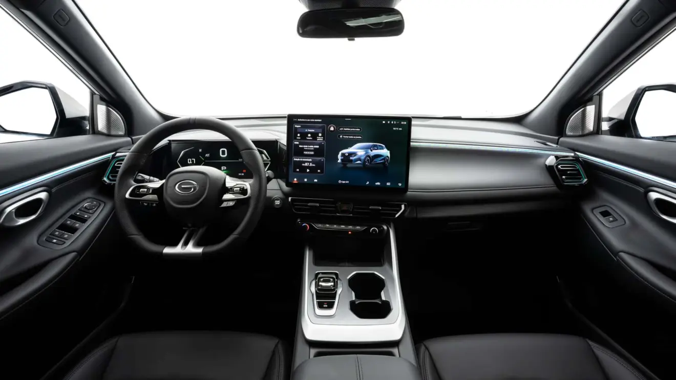 interior com telas ligadas do GAC GS3 