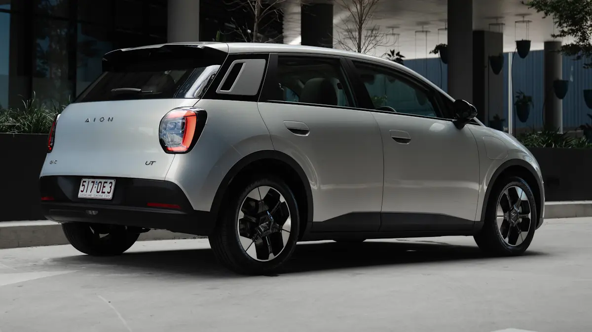 GAC Aion UT prata de traseira [divulgação]