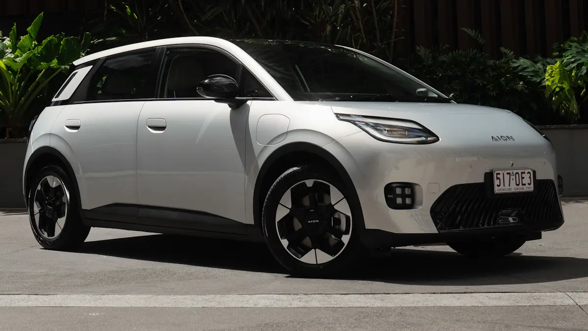 GAC Aion UT prata de frente [divulgação]